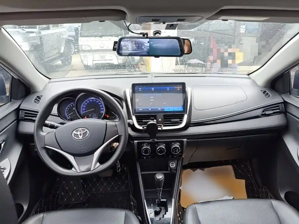 Toyota Yaris L — фото 10