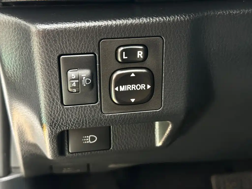 Toyota Yaris L — фото 21