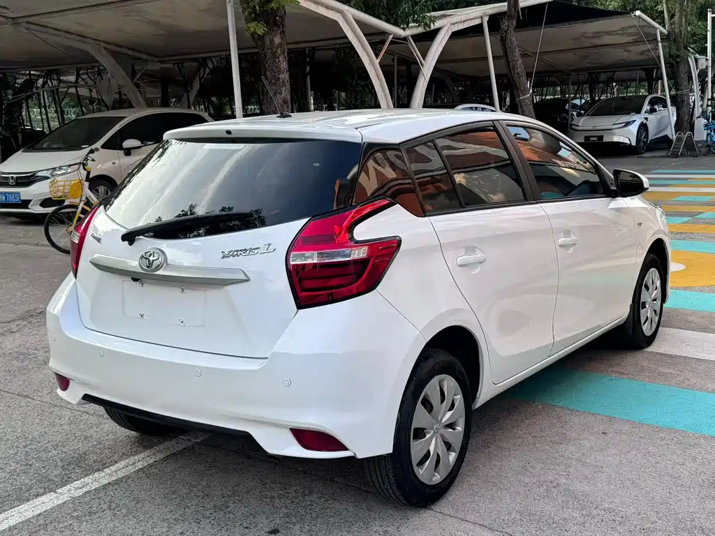 Toyota Yaris L — фото 7