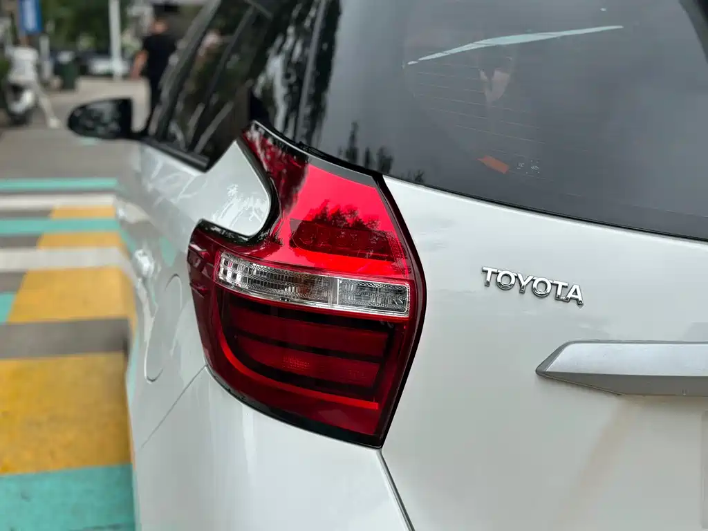 Toyota Yaris L — фото 10