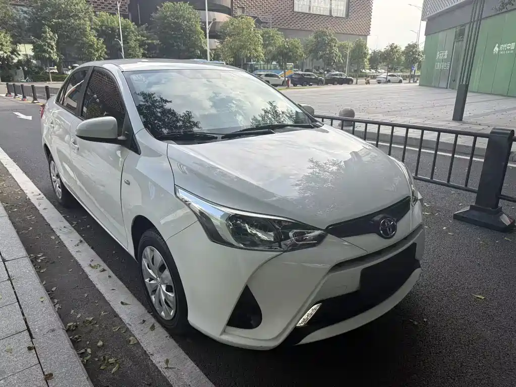 Toyota Yaris L — фото 2