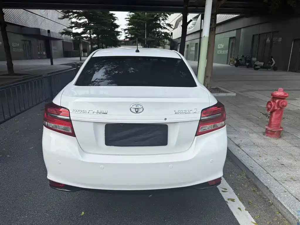 Toyota Yaris L — фото 3