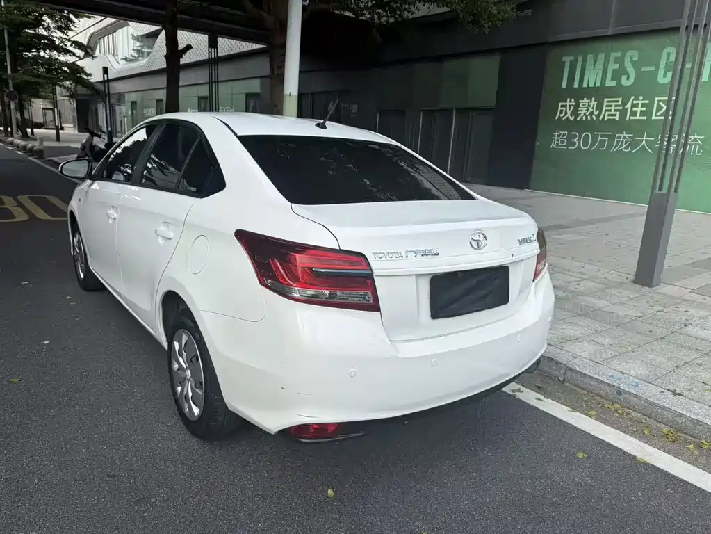 Toyota Yaris L — фото 4