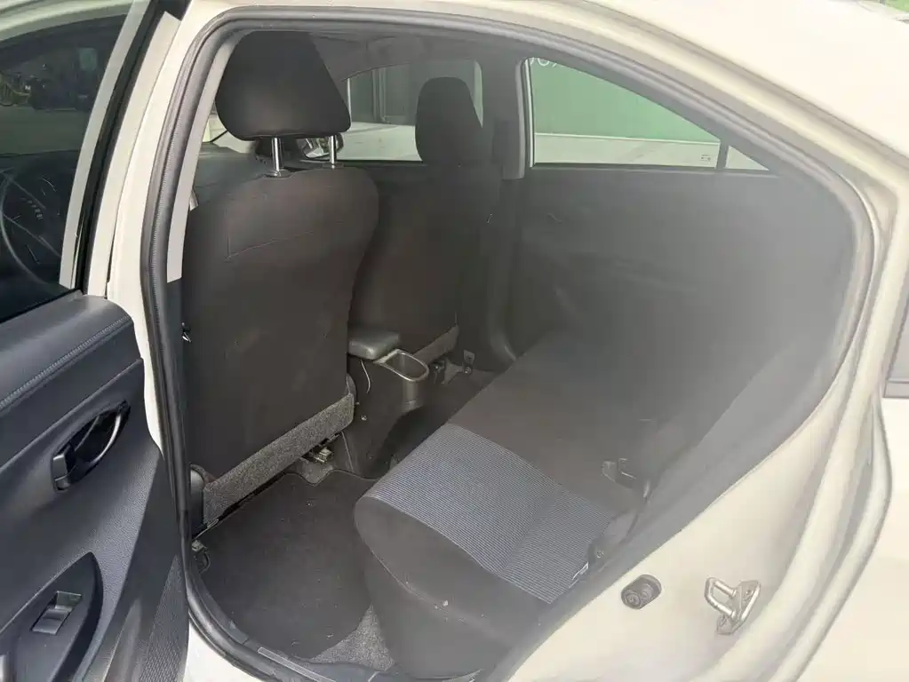 Toyota Yaris L — фото 6