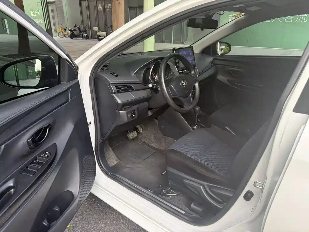Toyota Yaris L — фото 7