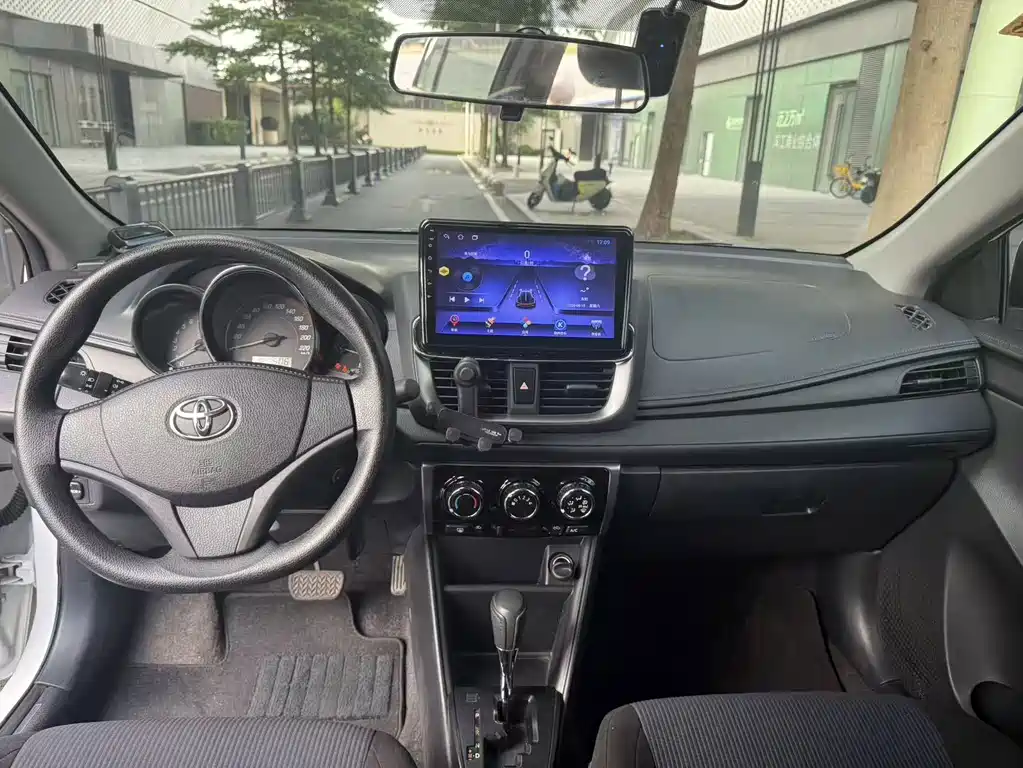 Toyota Yaris L — фото 8