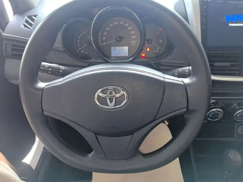 Toyota Yaris L — фото 11