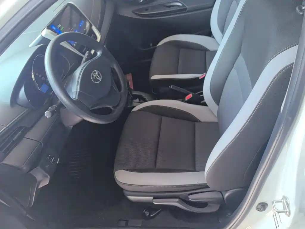 Toyota Yaris L — фото 15