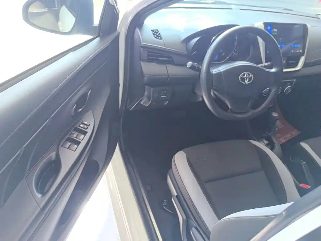 Toyota Yaris L — фото 16