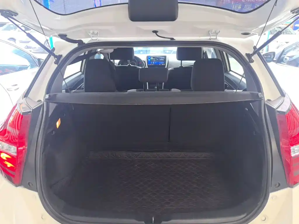 Toyota Yaris L — фото 19