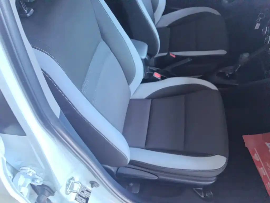 Toyota Yaris L — фото 25