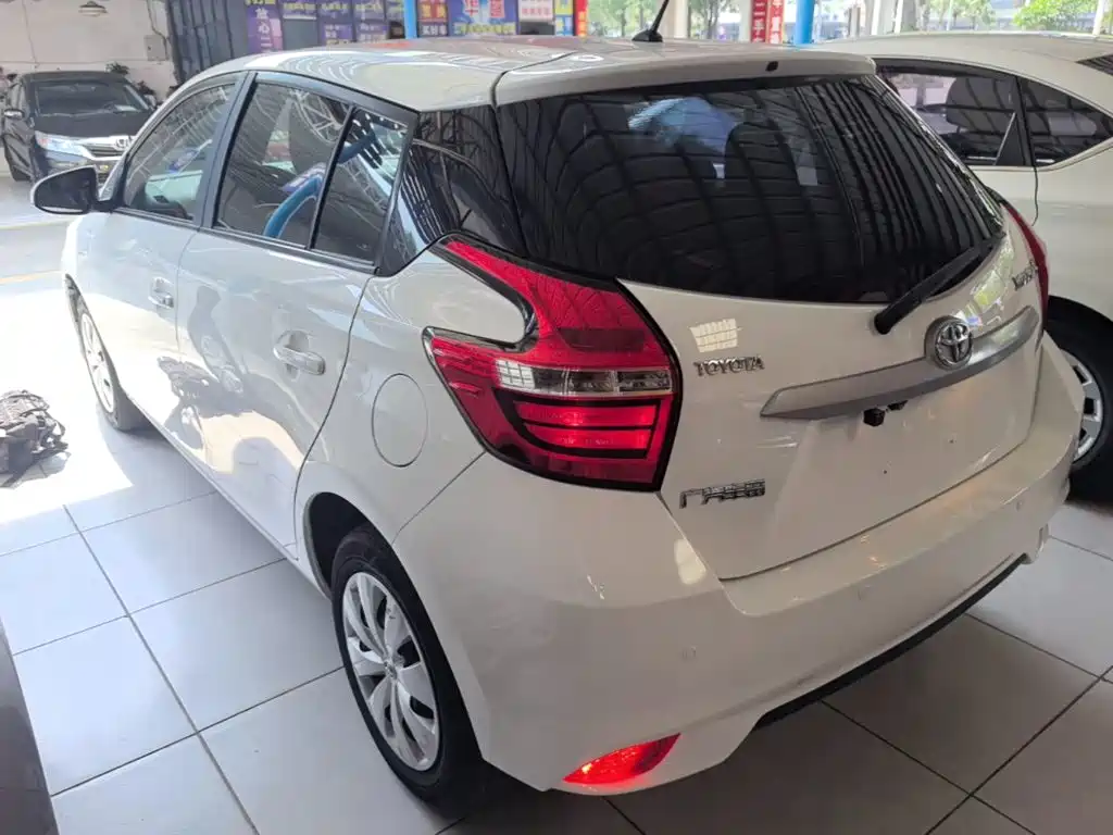 Toyota Yaris L — фото 5