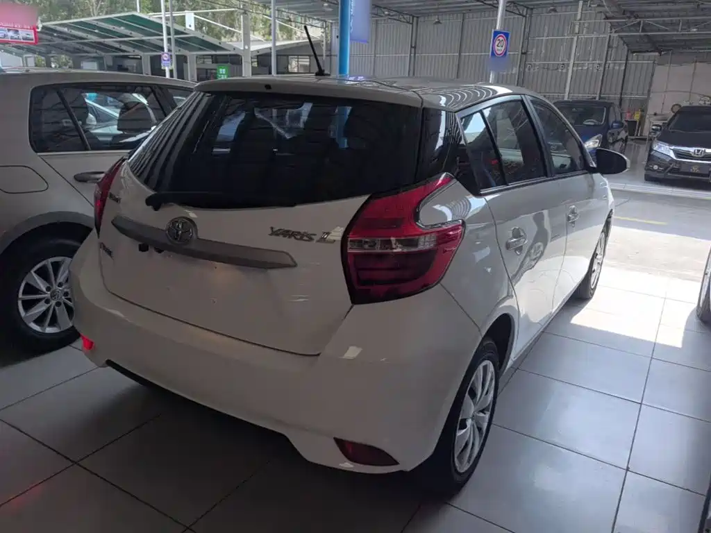Toyota Yaris L — фото 7