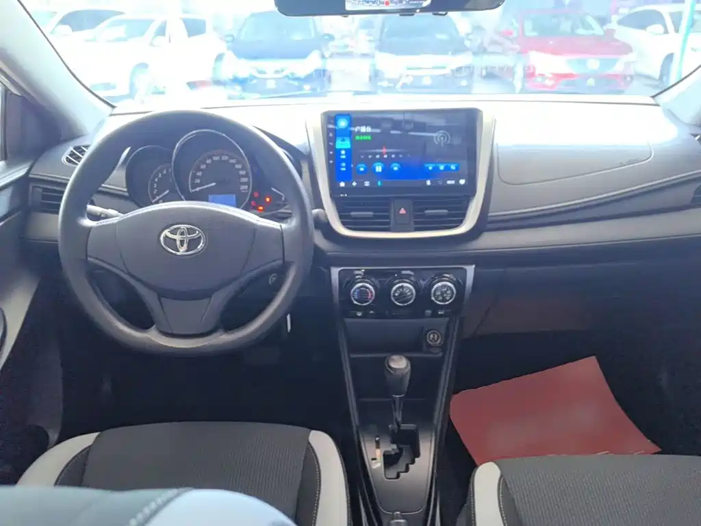 Toyota Yaris L — фото 10