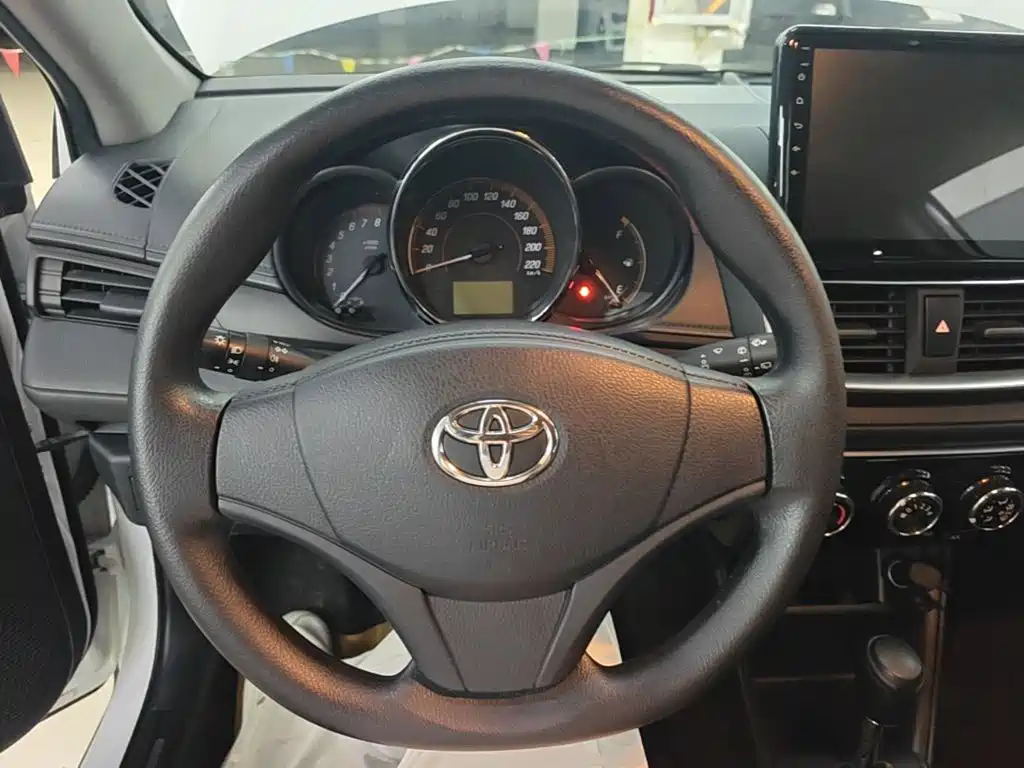 Toyota Yaris L — фото 11