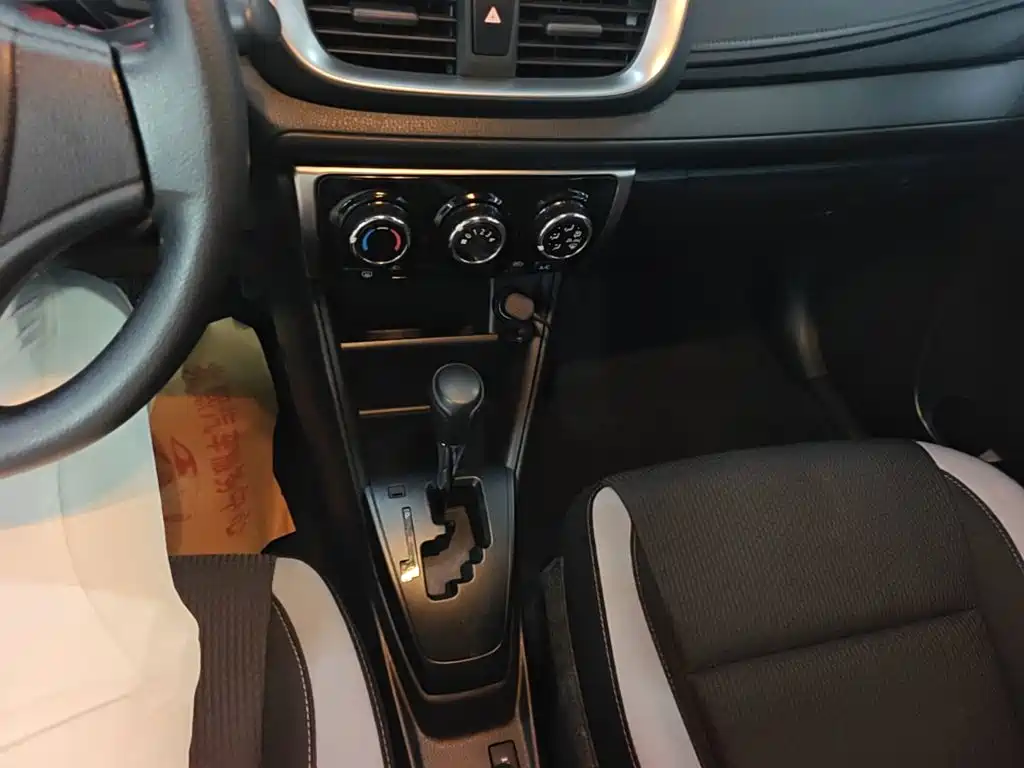 Toyota Yaris L — фото 14