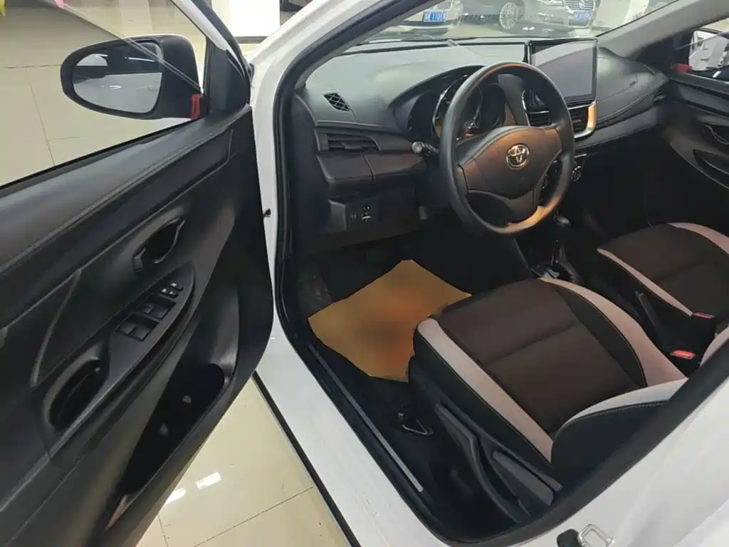 Toyota Yaris L — фото 15