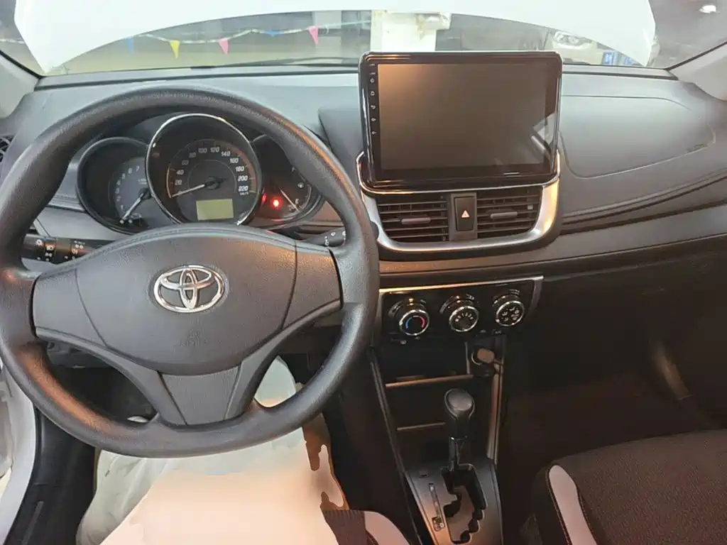 Toyota Yaris L — фото 10