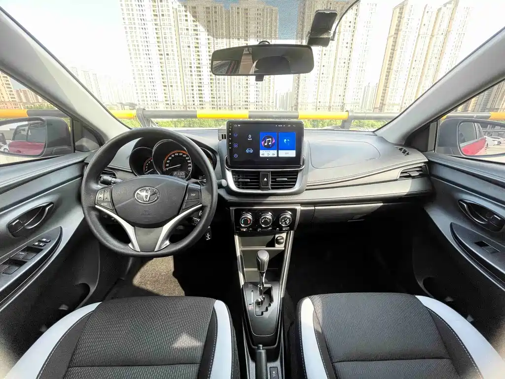 Toyota Yaris L — фото 14