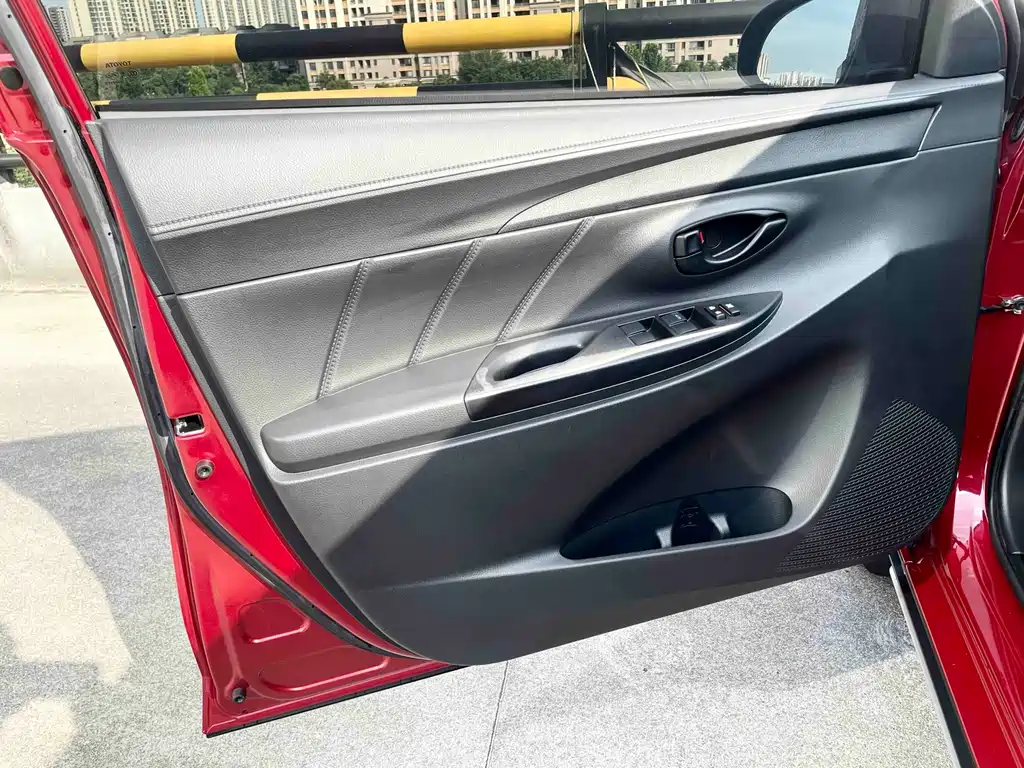 Toyota Yaris L — фото 8