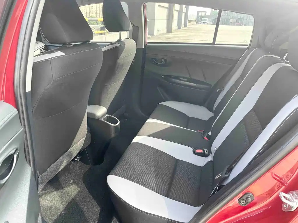 Toyota Yaris L — фото 10