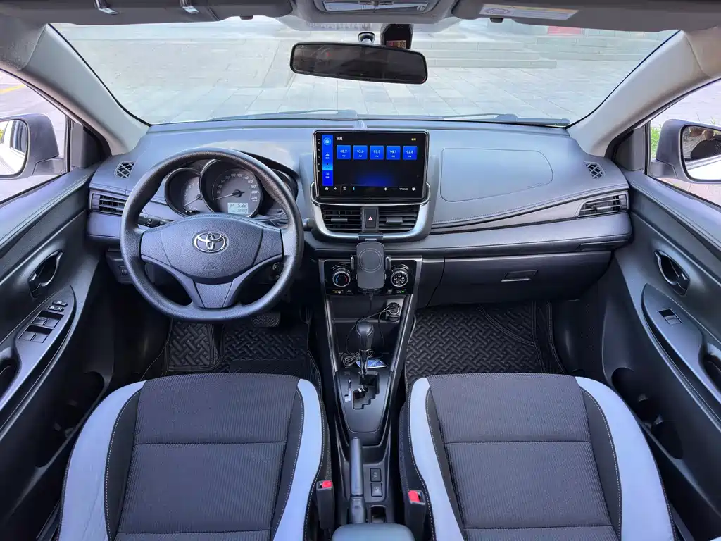 Toyota Yaris L — фото 11