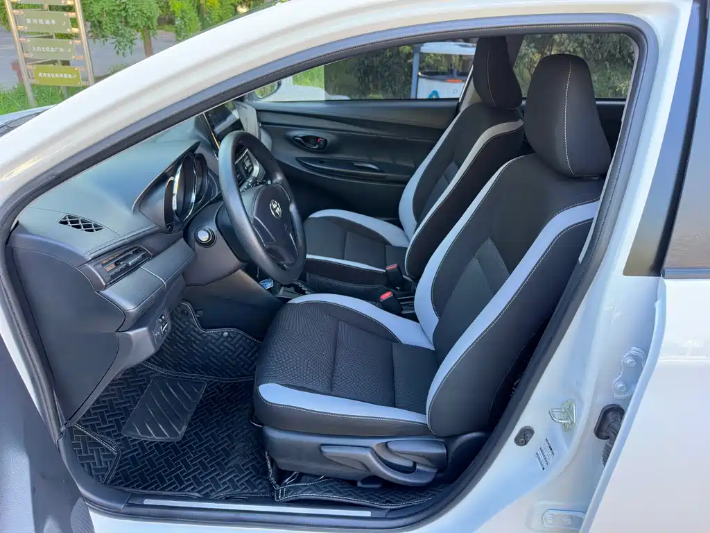Toyota Yaris L — фото 13