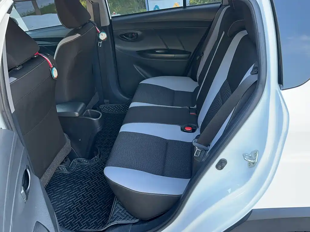 Toyota Yaris L — фото 14