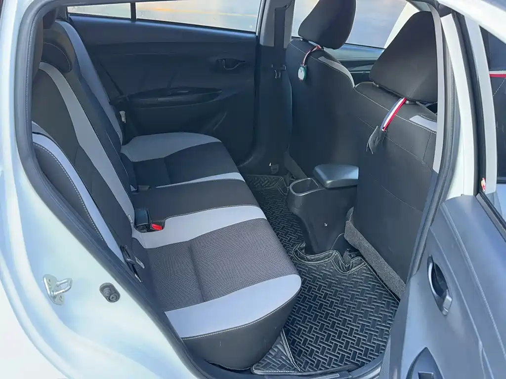 Toyota Yaris L — фото 15