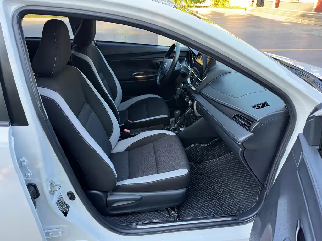 Toyota Yaris L — фото 16