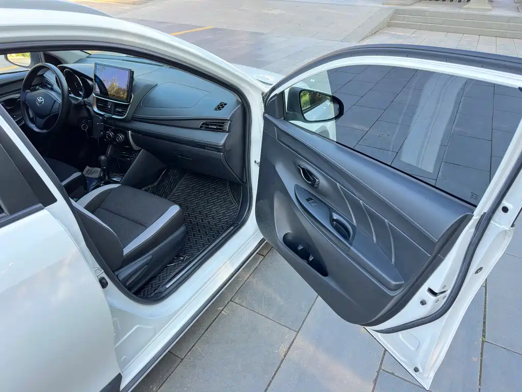 Toyota Yaris L — фото 17