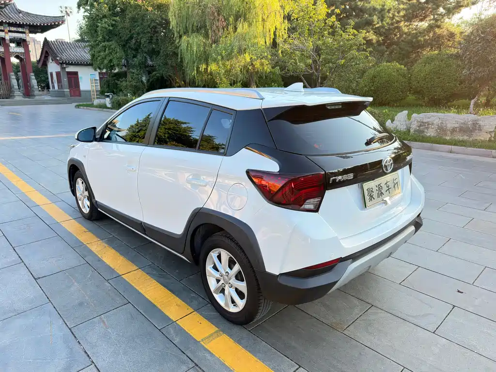 Toyota Yaris L — фото 5