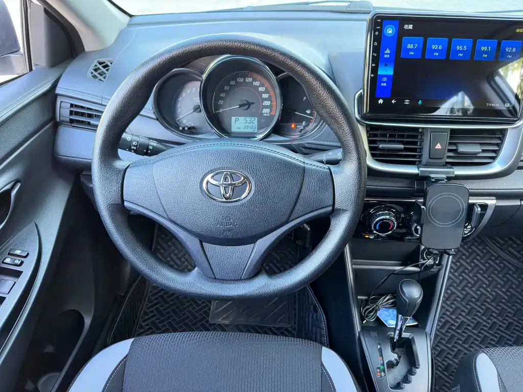 Toyota Yaris L — фото 9