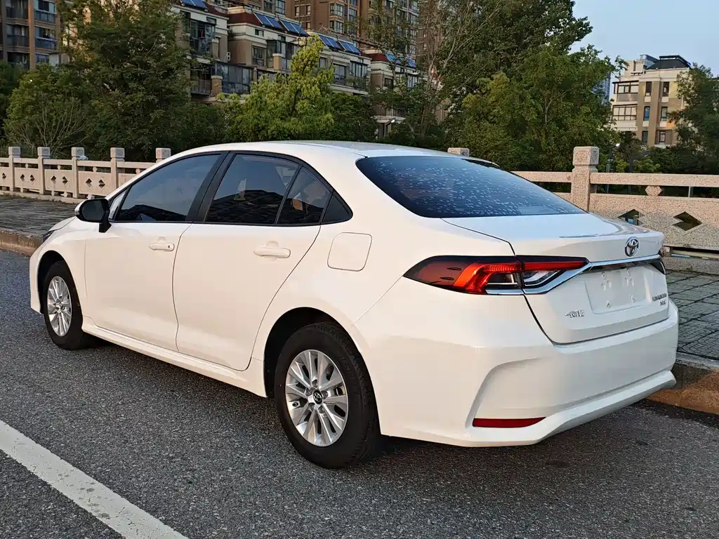 Toyota Corolla — фото 4