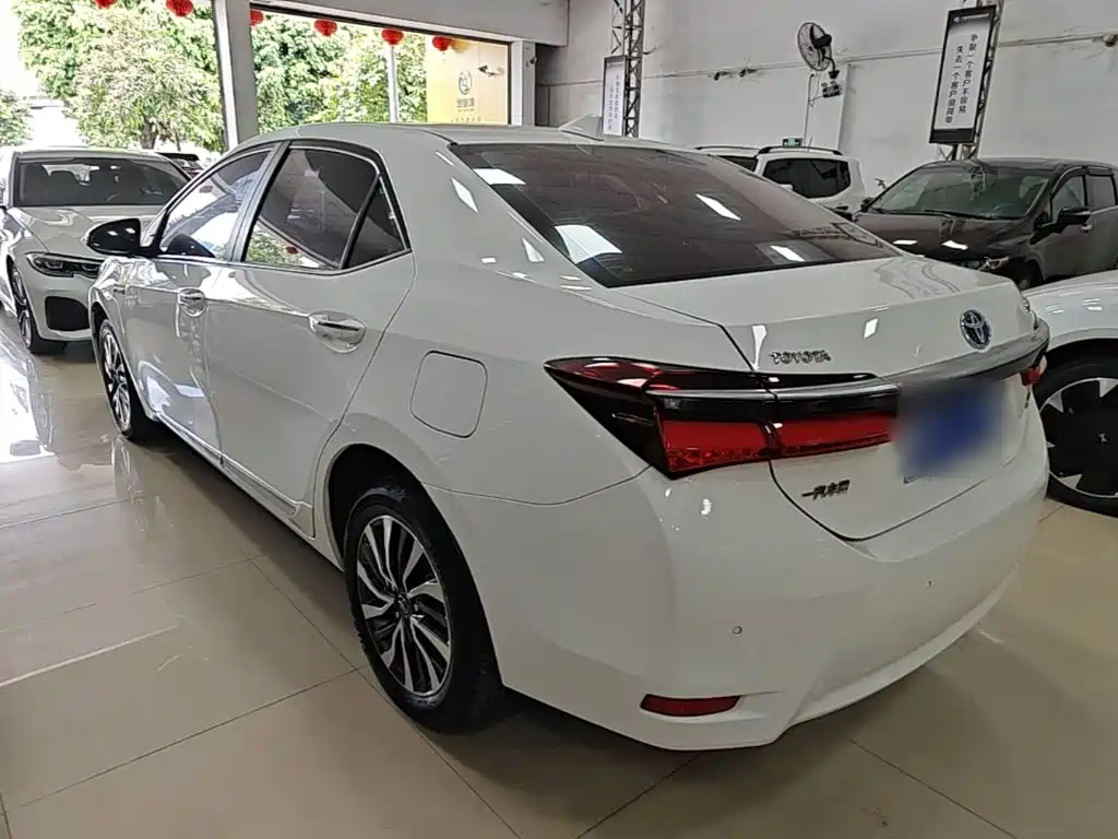 Toyota Corolla — фото 5