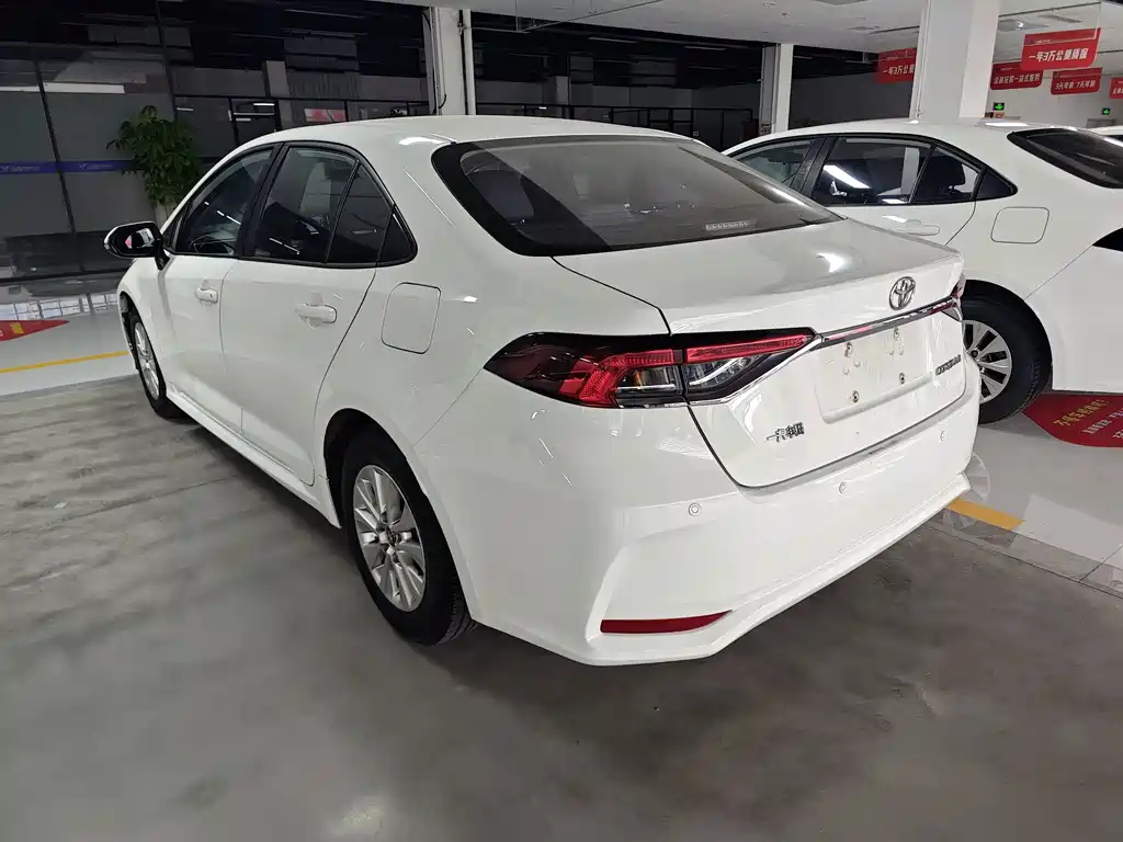 Toyota Corolla — фото 5