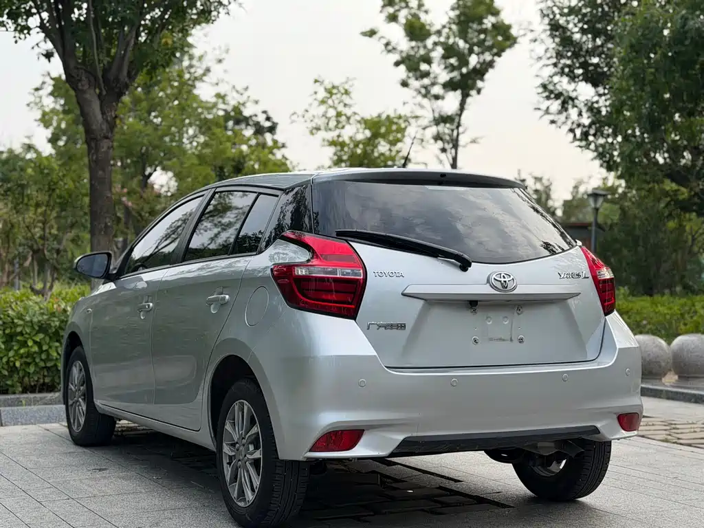 Toyota Yaris L — фото 4
