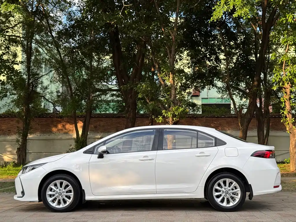 Toyota Corolla — фото 5