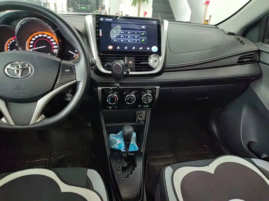 Toyota Yaris L — фото 13
