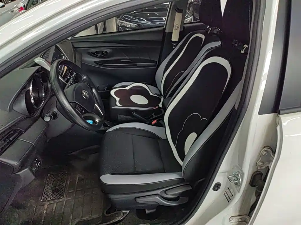 Toyota Yaris L — фото 15