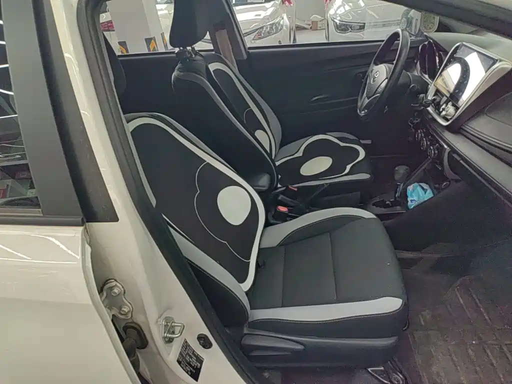 Toyota Yaris L — фото 25
