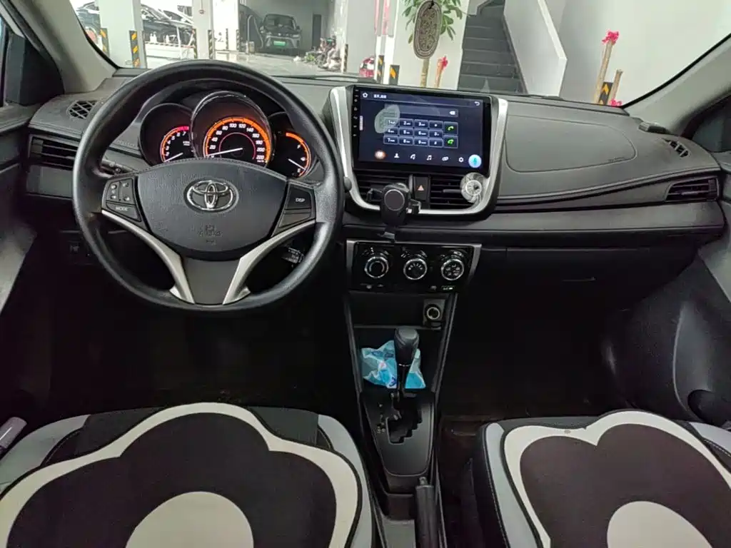 Toyota Yaris L — фото 10