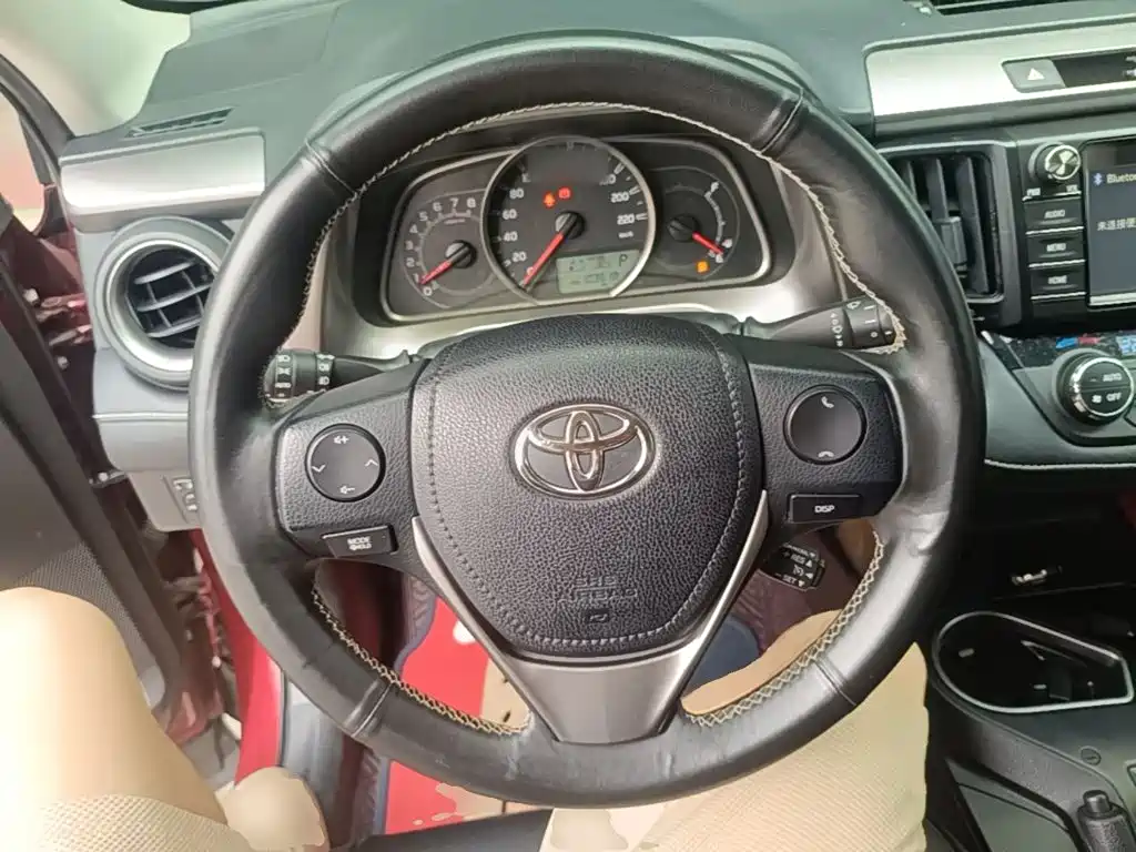 Toyota RAV4 — фото 11