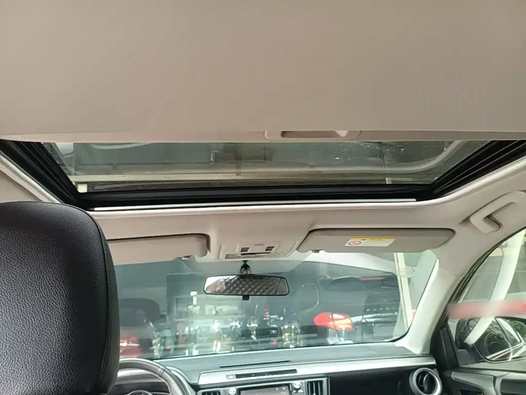 Toyota RAV4 — фото 18