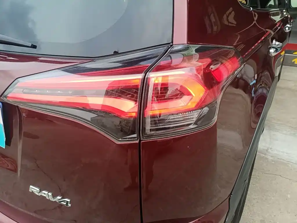 Toyota RAV4 — фото 8
