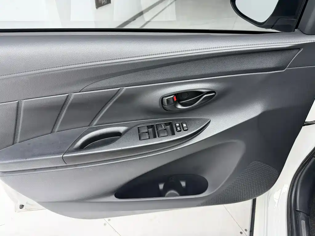 Toyota Yaris L — фото 11