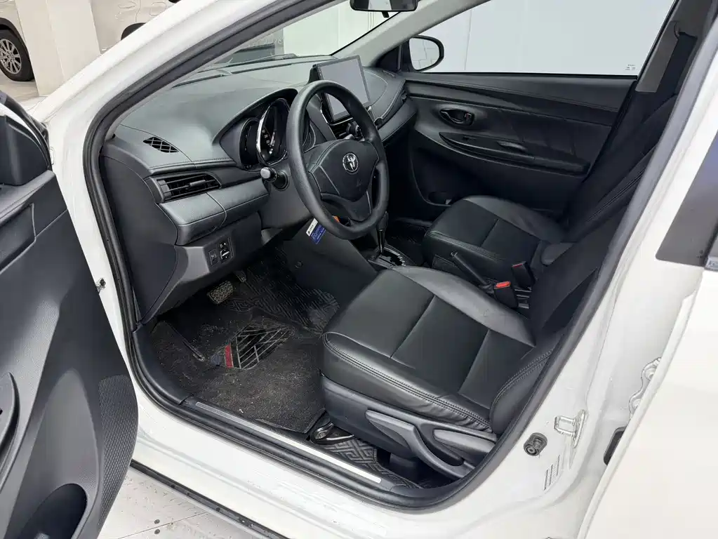 Toyota Yaris L — фото 13