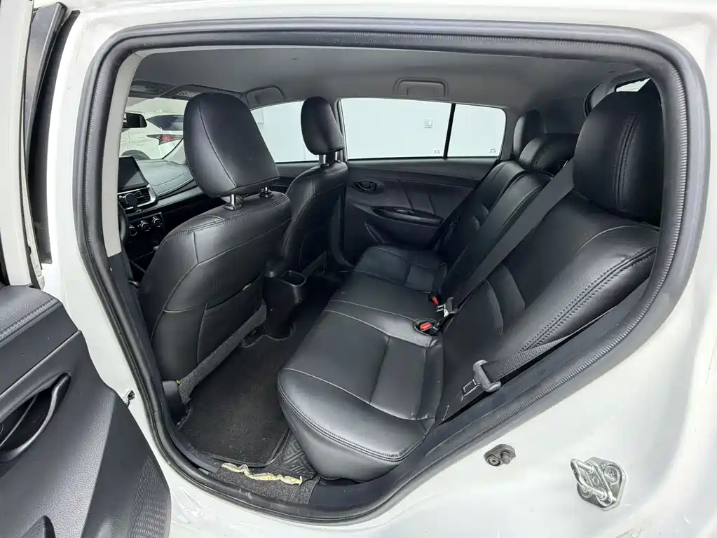 Toyota Yaris L — фото 14