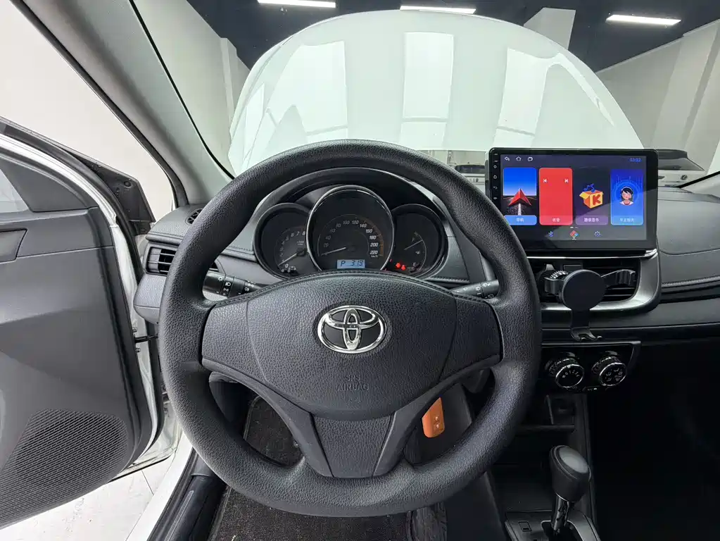 Toyota Yaris L — фото 10