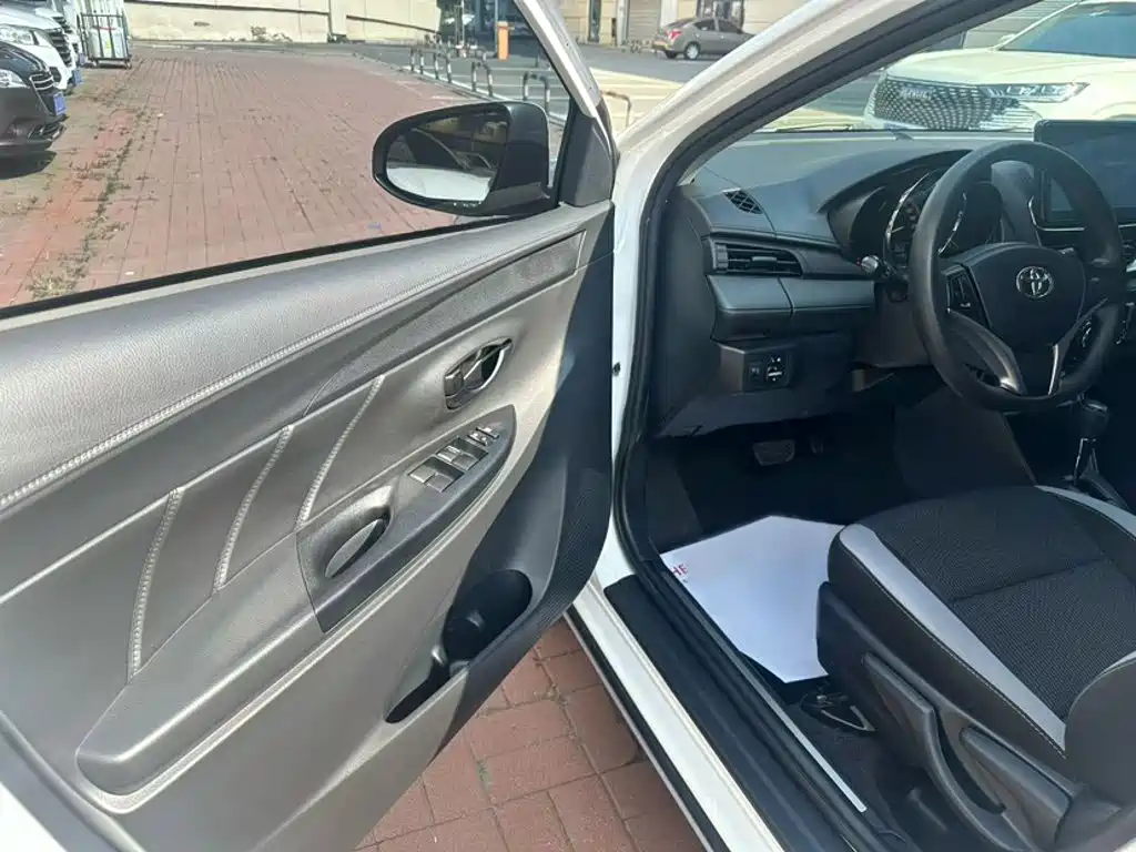 Toyota Yaris L — фото 13